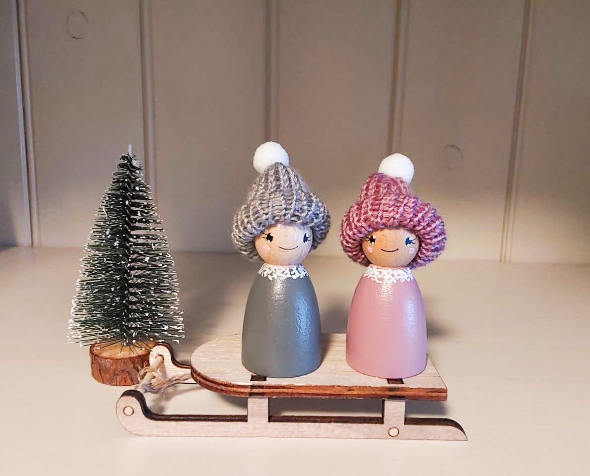 Set van 2 winterpegdolls met kerstboom en houten slee