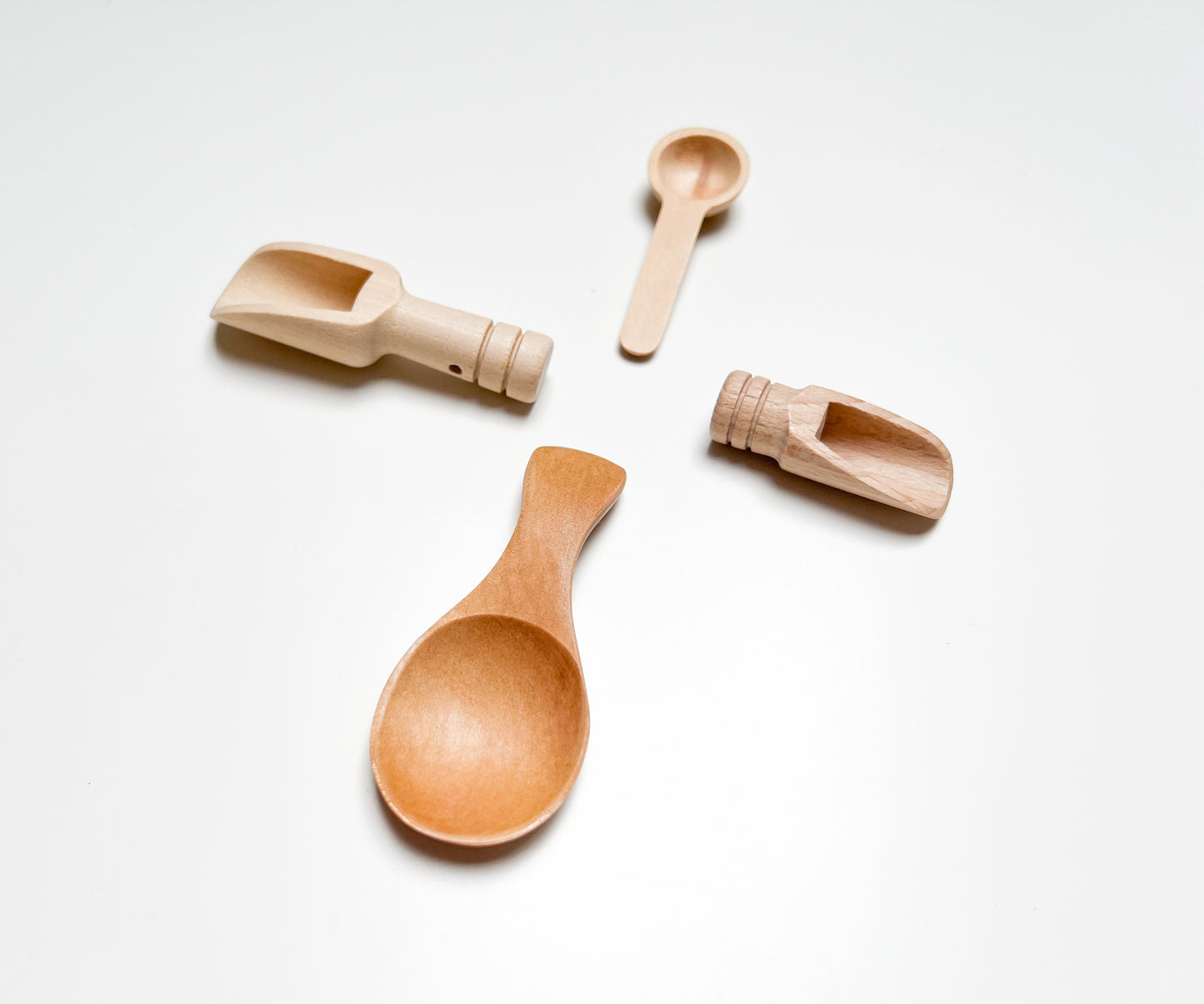 Set van 4 montessori schepjes (grootste schepje: kleur afhankelijk van voorraad)