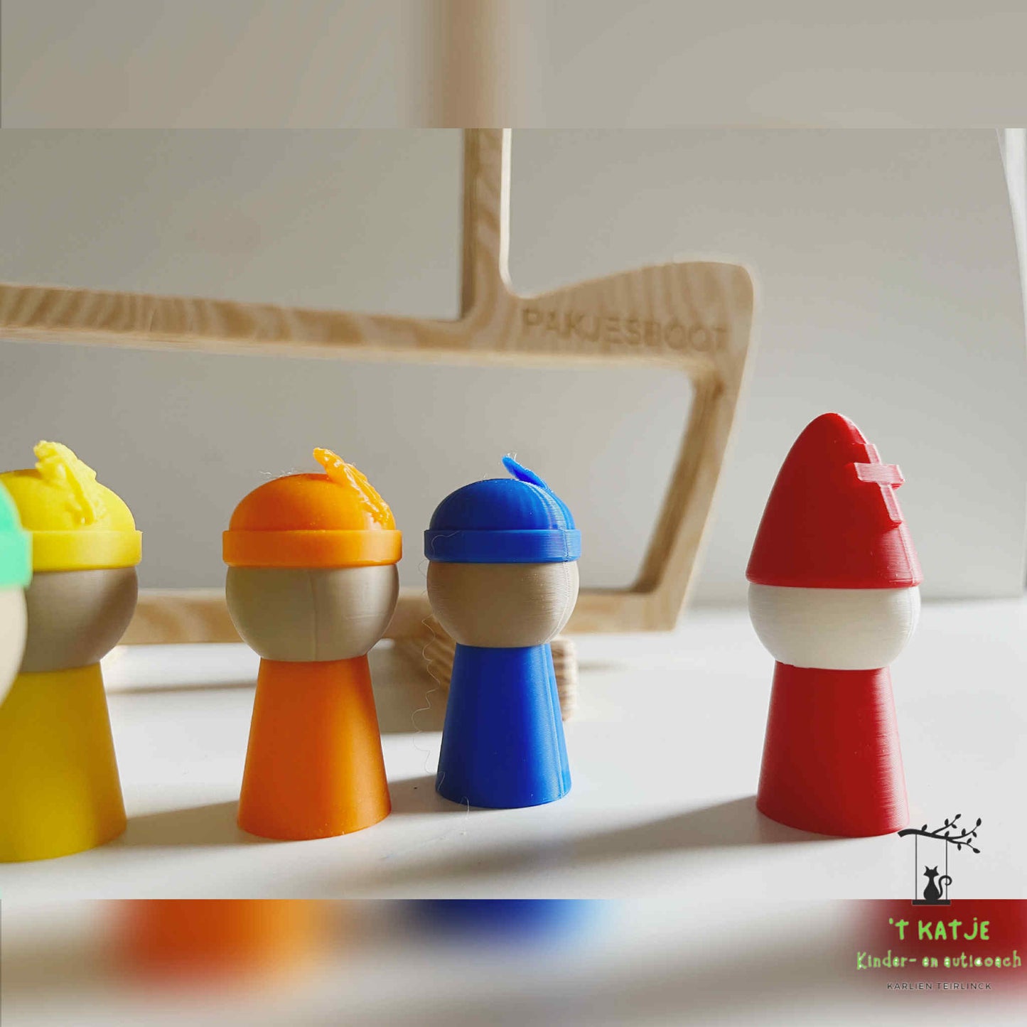 Stoomboot met Sinterklaas en zijn zwarte pieten