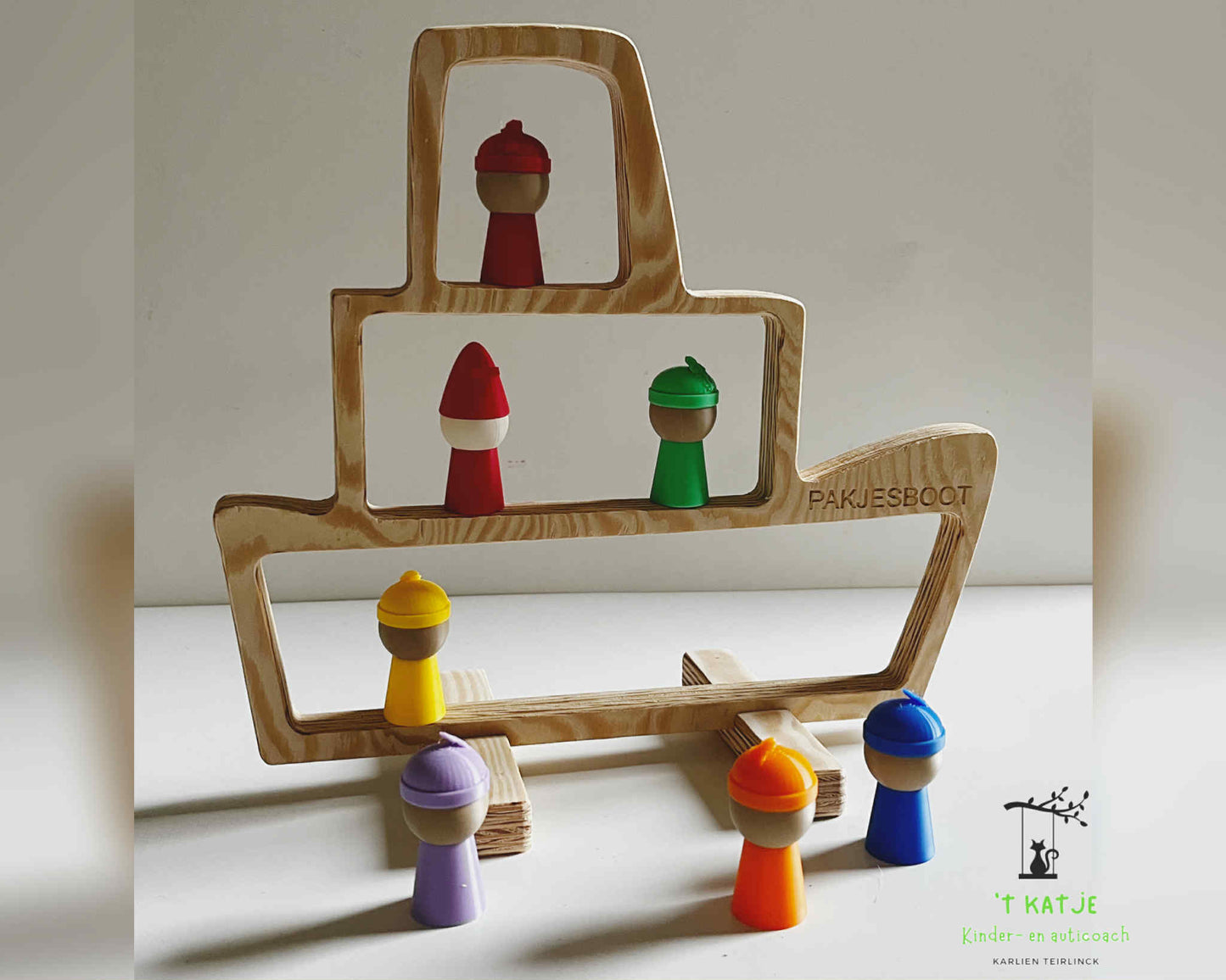 Stoomboot met Sinterklaas en zijn zwarte pieten