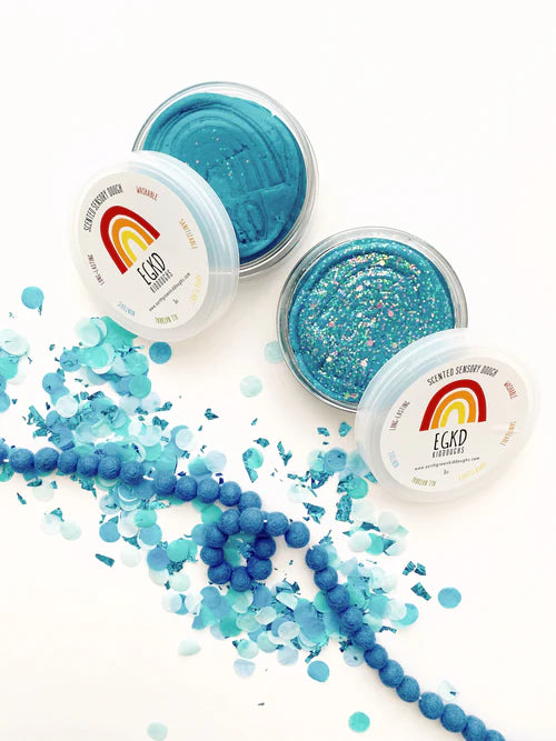 Blauw (fruit loop) sensorisch speeldeeg met glitter